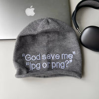 "God Save Me" Embroidered Text Graphic Beanie — vista laterale
