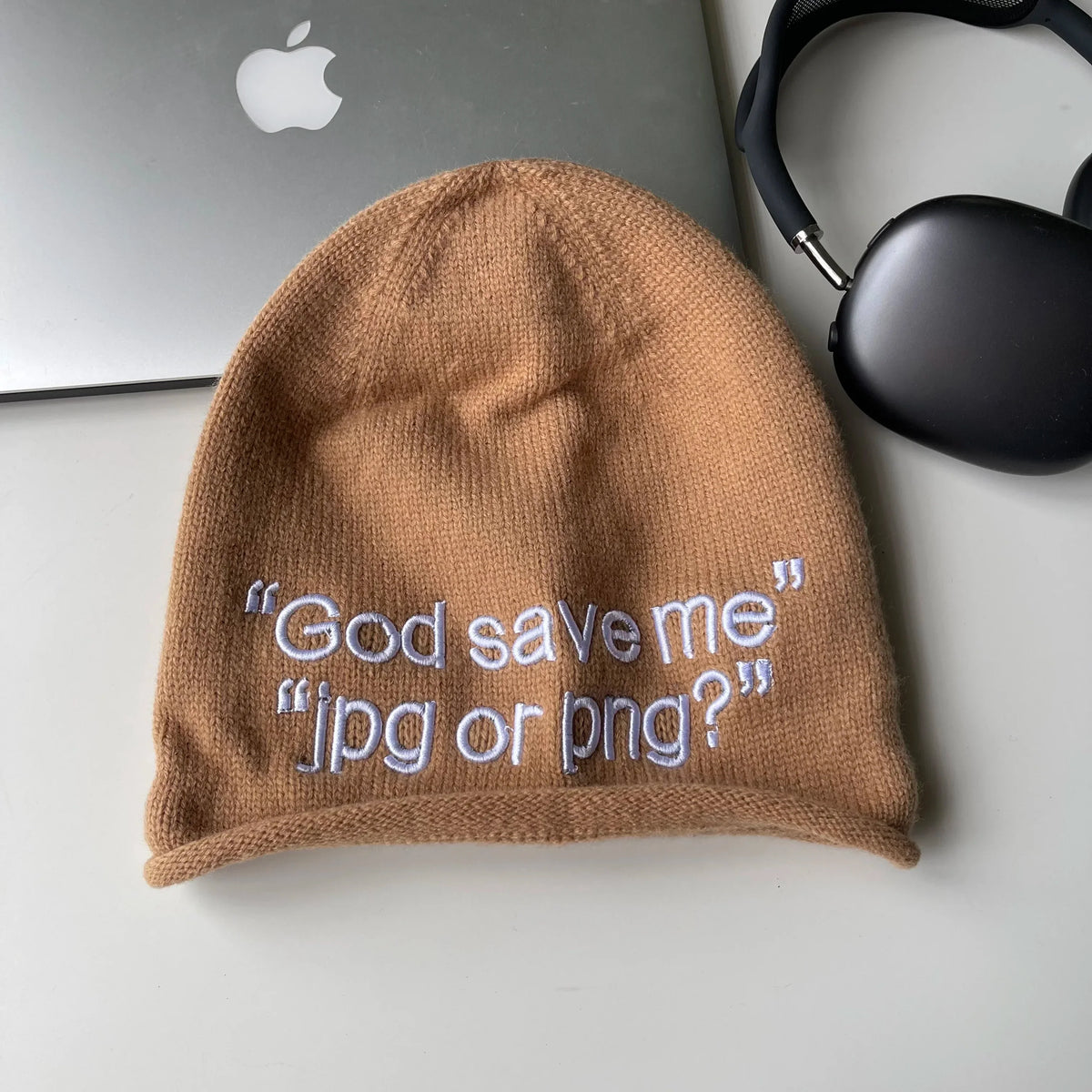 "God Save Me" Embroidered Text Graphic Beanie — vista posteriore