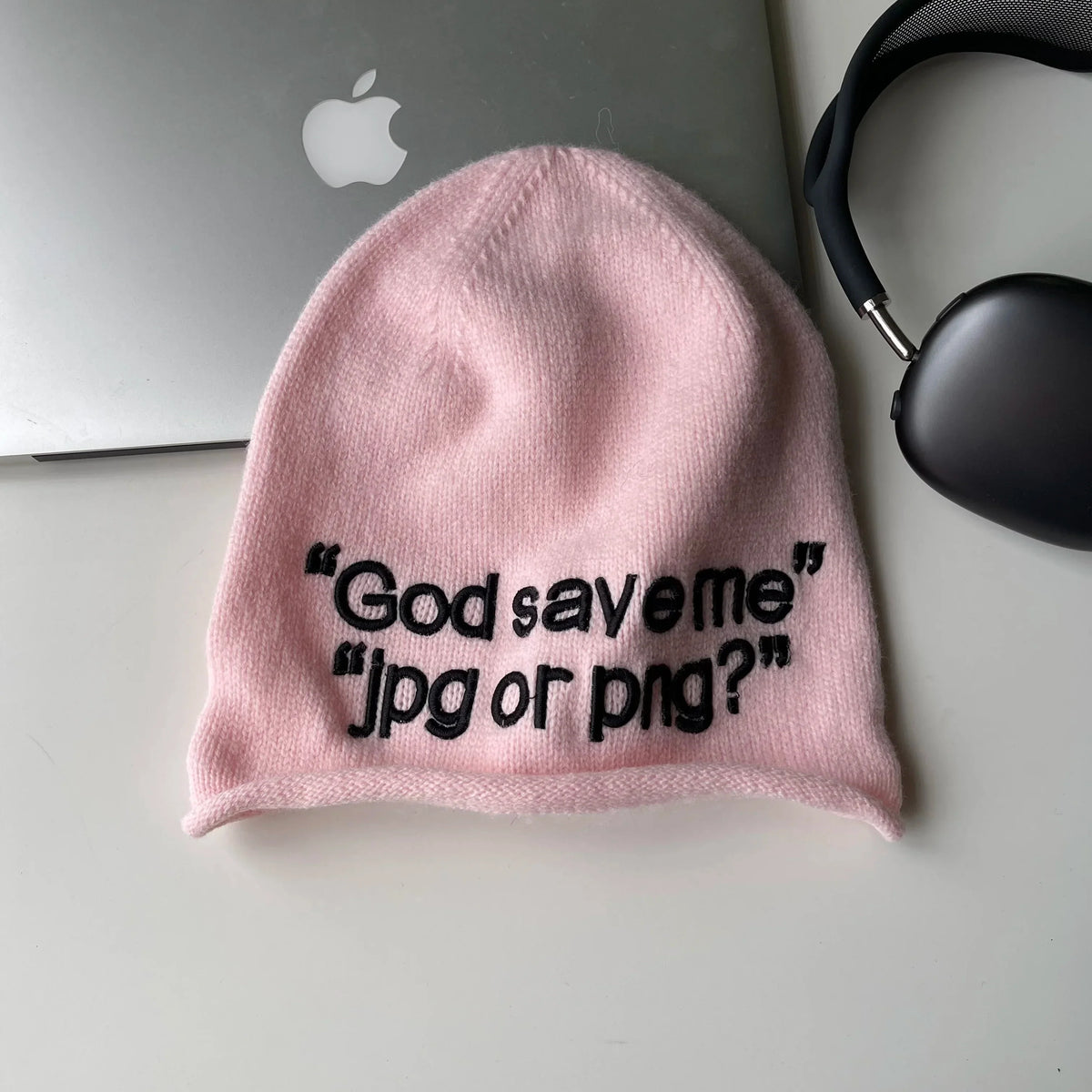 "God Save Me" Embroidered Text Graphic Beanie — dettaglio