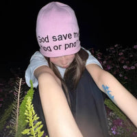 "God Save Me" Embroidered Text Graphic Beanie — dettaglio del tessuto