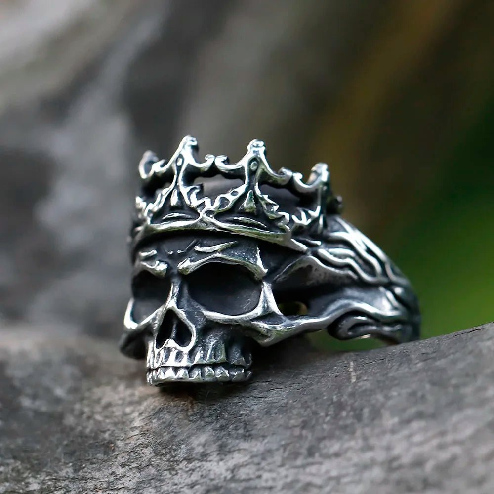 Gothic Crowned Skull Ring — vista posteriore