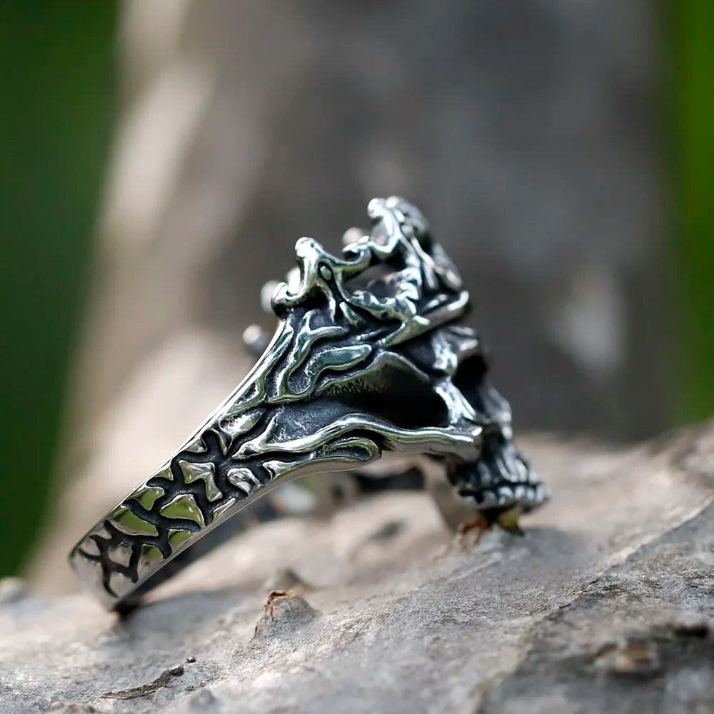 Gothic Crowned Skull Ring — dettaglio