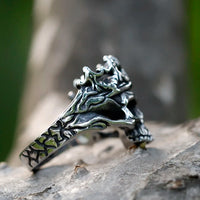 Gothic Crowned Skull Ring — dettaglio