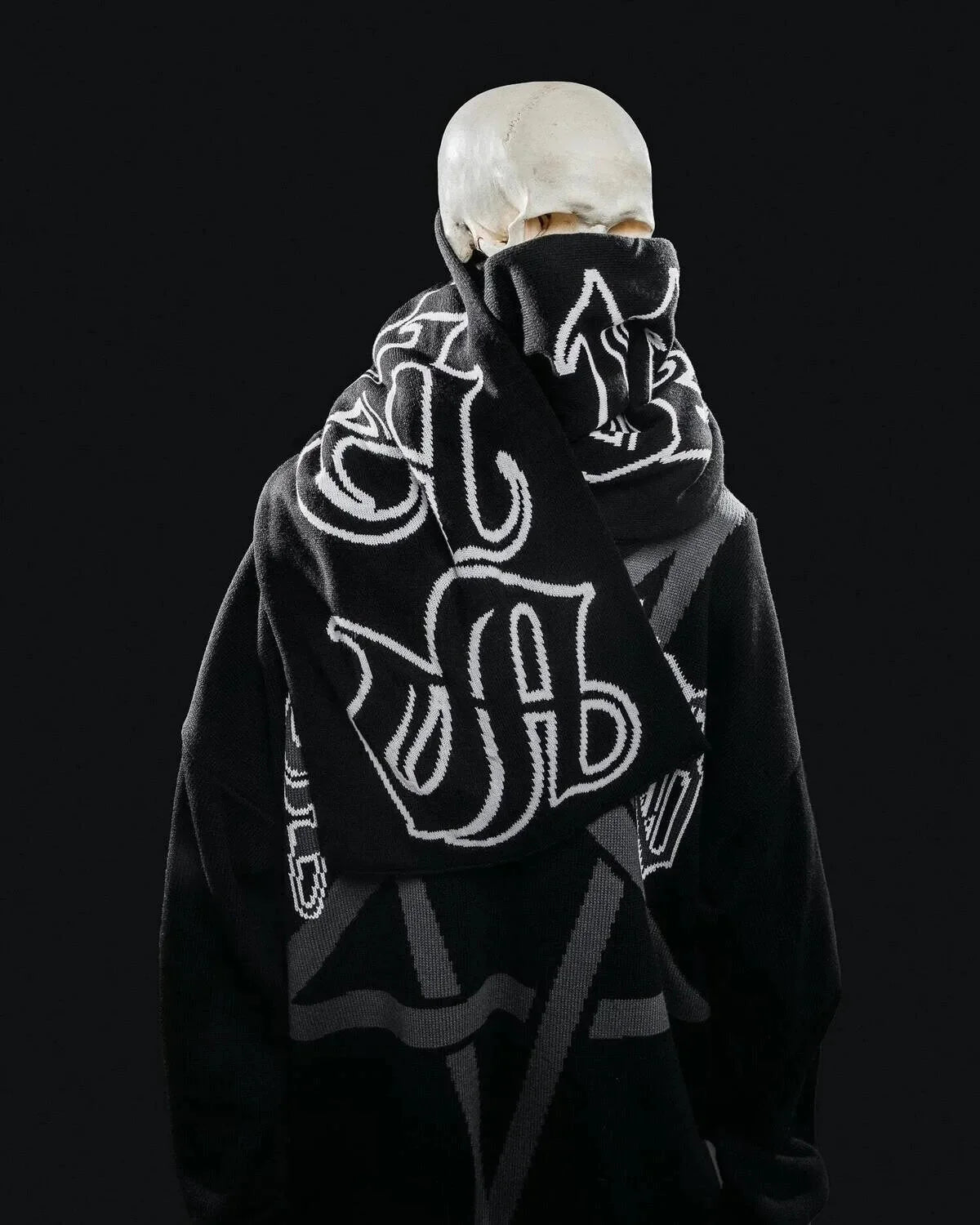 Gothic 'Satan Club' Graphic Scarf — vista posteriore