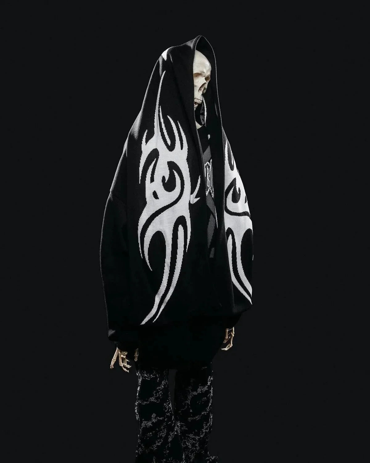 Gothic 'Satan Club' Graphic Scarf — dettaglio della stampa