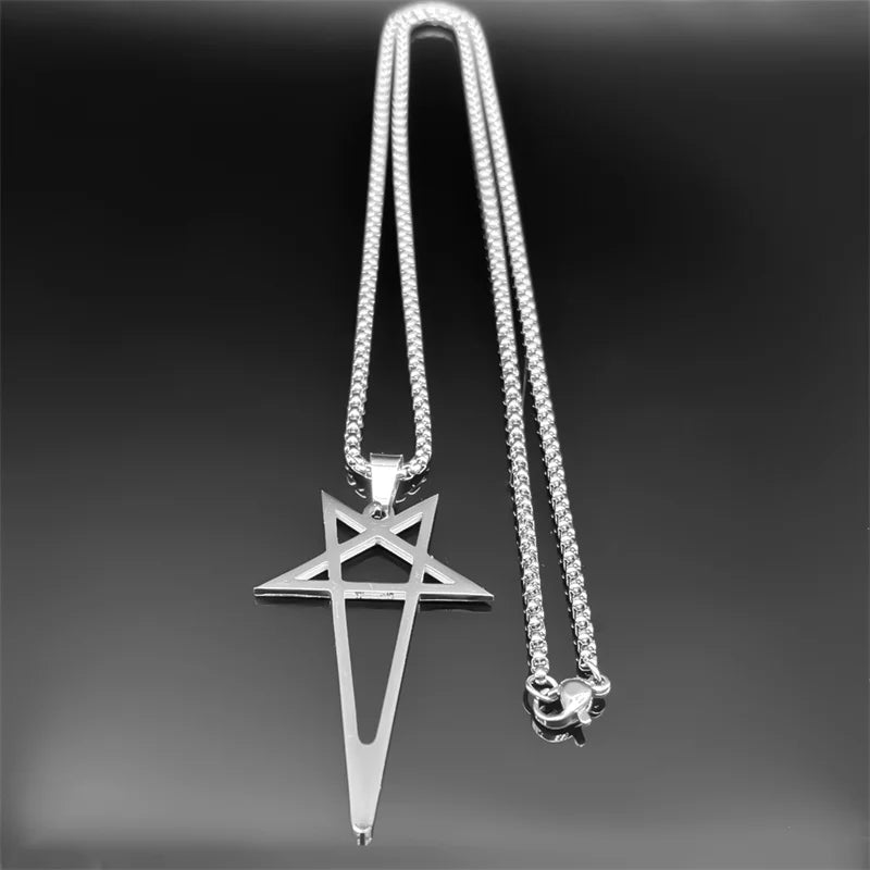 Gothic Star Pendant Necklace — vista laterale