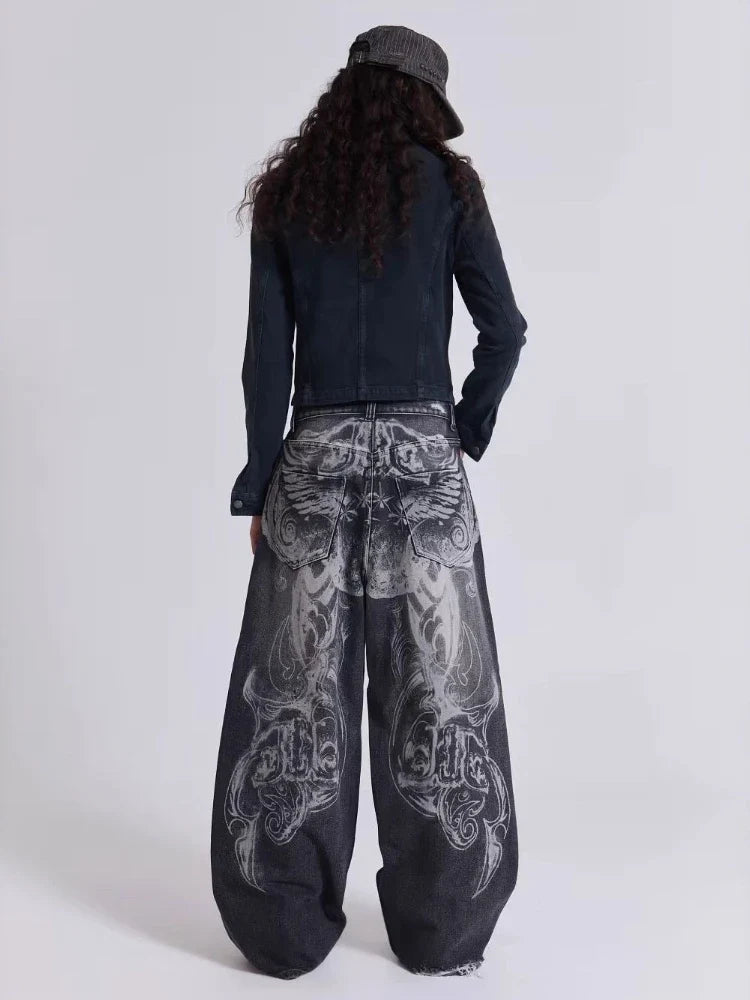 Gothic Vintage Graphic Distressed Jeans — dettaglio della stampa
