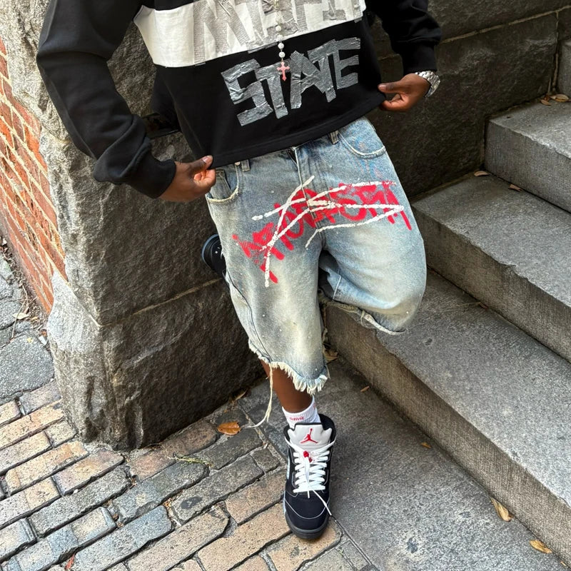 Graffiti Graphic Rhinestone Distressed Shorts Jorts — vista posteriore