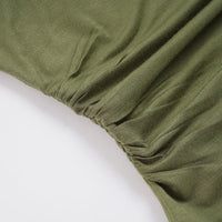 Green Turtleneck Rhinestone Cross Sleeveless Top — dettaglio del tessuto