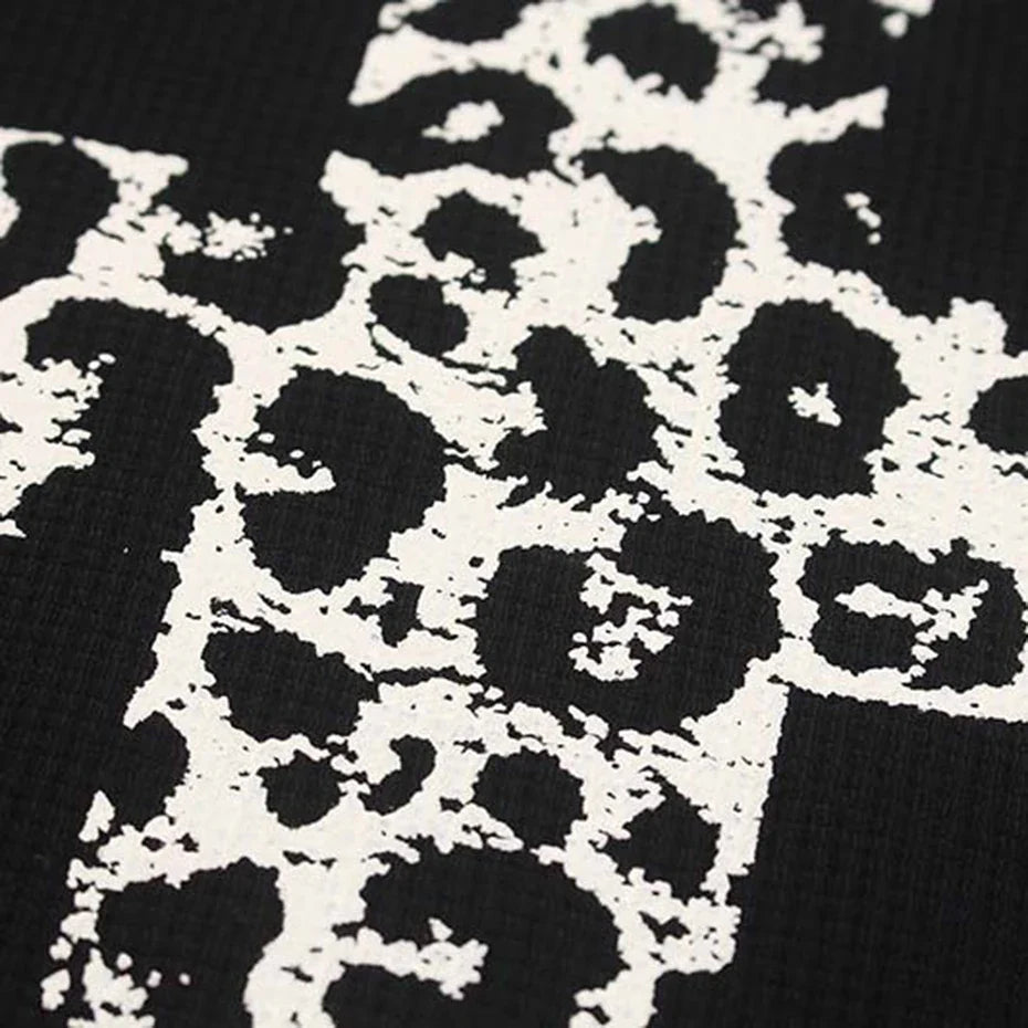 Grey Scale Leopard Print Cross Long Sleeve Top — vista laterale