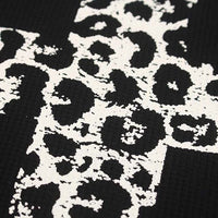 Grey Scale Leopard Print Cross Long Sleeve Top — vista laterale