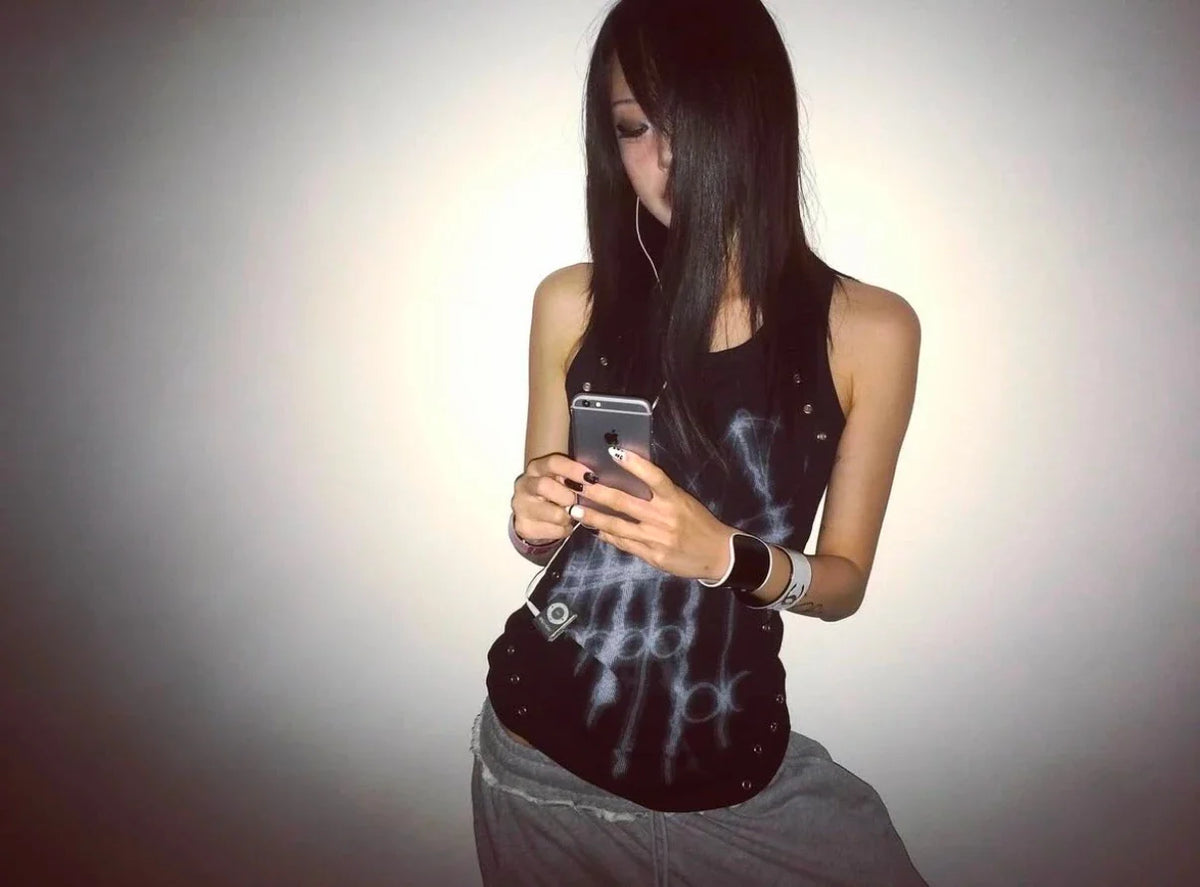 Grunge Aesthetic Graphic Tank Top — vista laterale