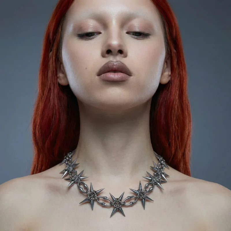 Grunge Mace Rivet Chain Necklace — vista posteriore