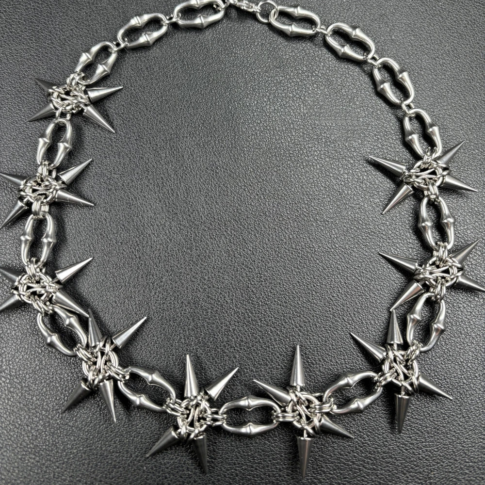 Grunge Mace Rivet Chain Necklace — vista frontale