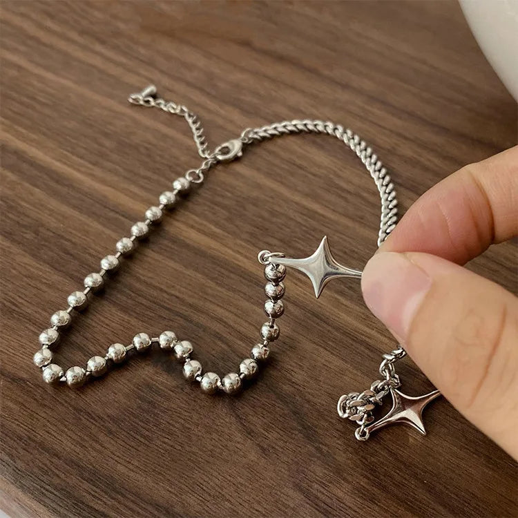 Interlocked Star Necklace — dettaglio del tessuto