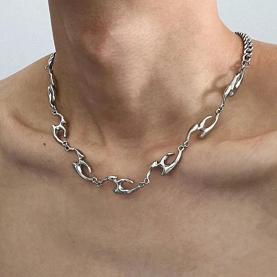 Irregular Flame Decal Necklace — vista laterale