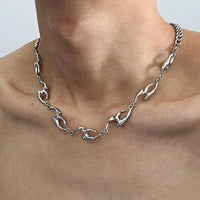 Irregular Flame Decal Necklace — vista laterale