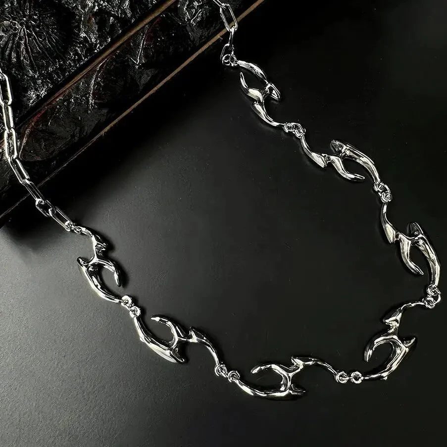 Irregular Flame Decal Necklace — dettaglio del tessuto