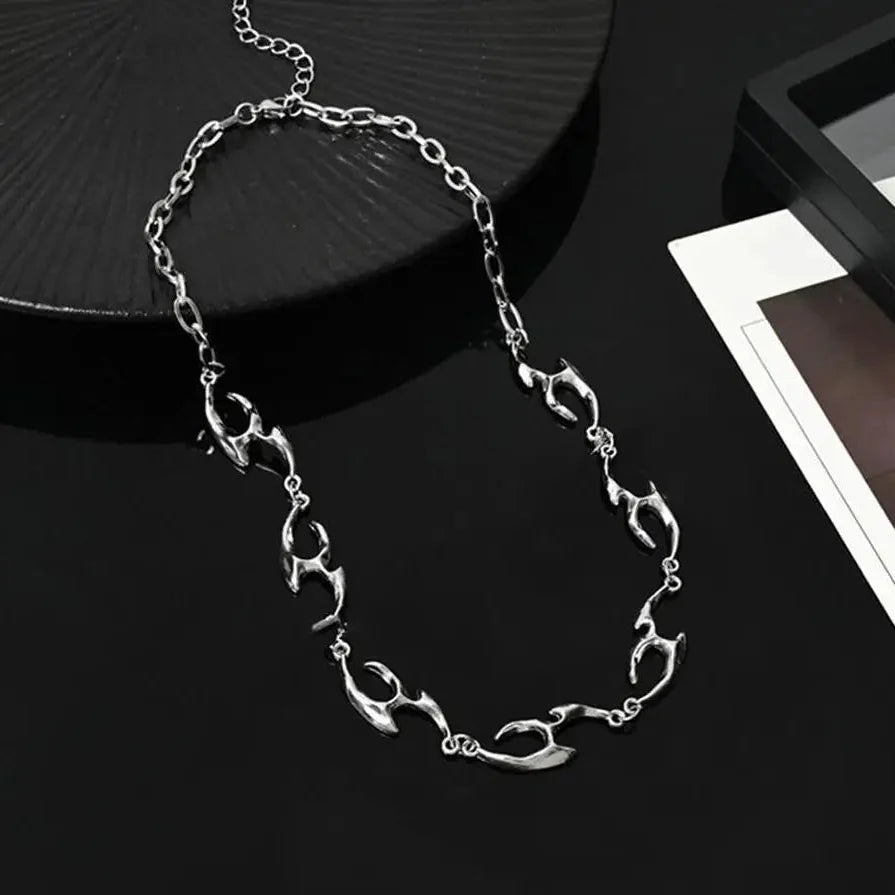 Irregular Flame Decal Necklace — vista frontale