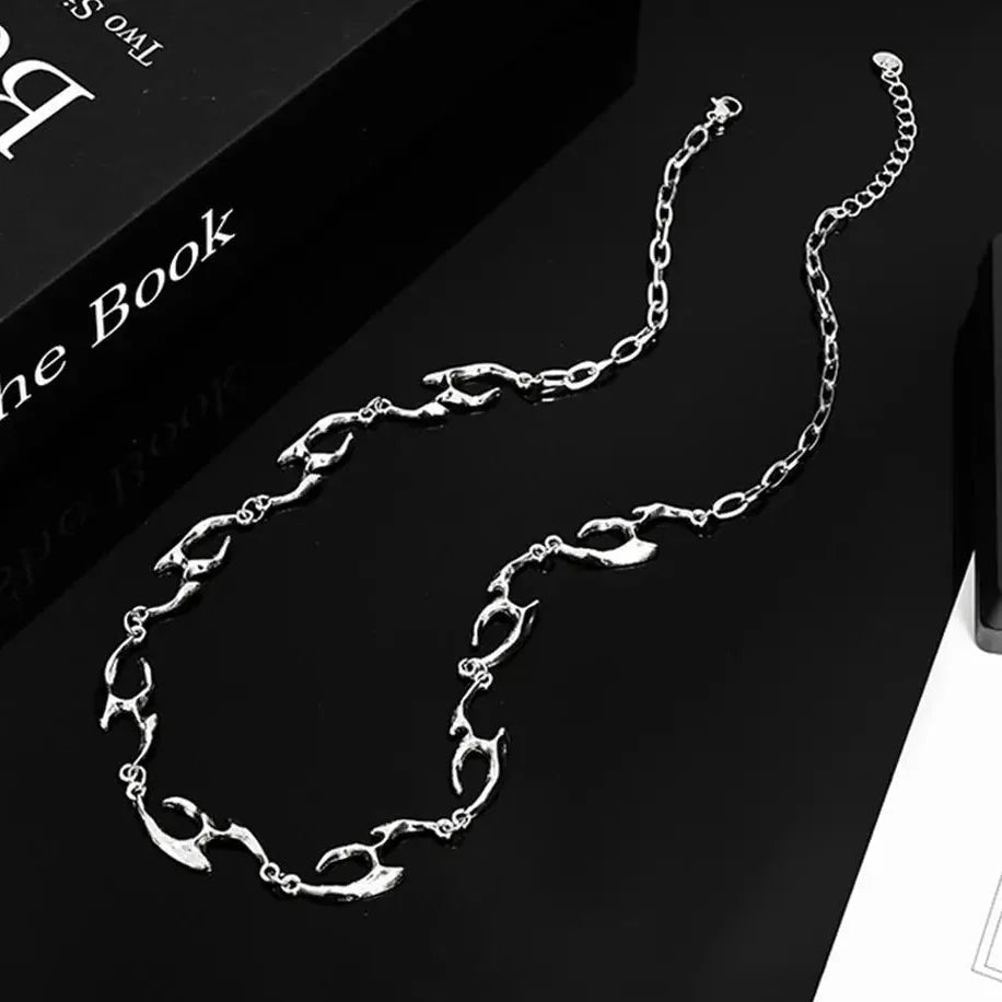 Irregular Flame Decal Necklace — vista posteriore