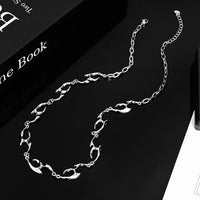 Irregular Flame Decal Necklace — vista posteriore
