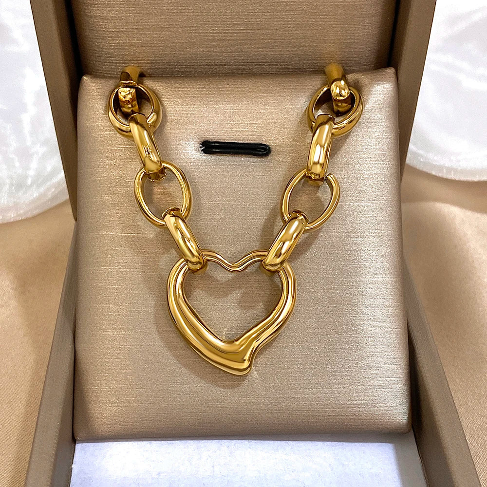Irregular Hollow Heart Pendant Thick Necklace — vista laterale
