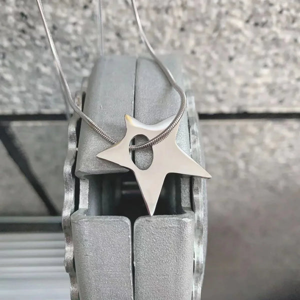 Irregular Star Aesthetic Pendant Necklace — vista frontale