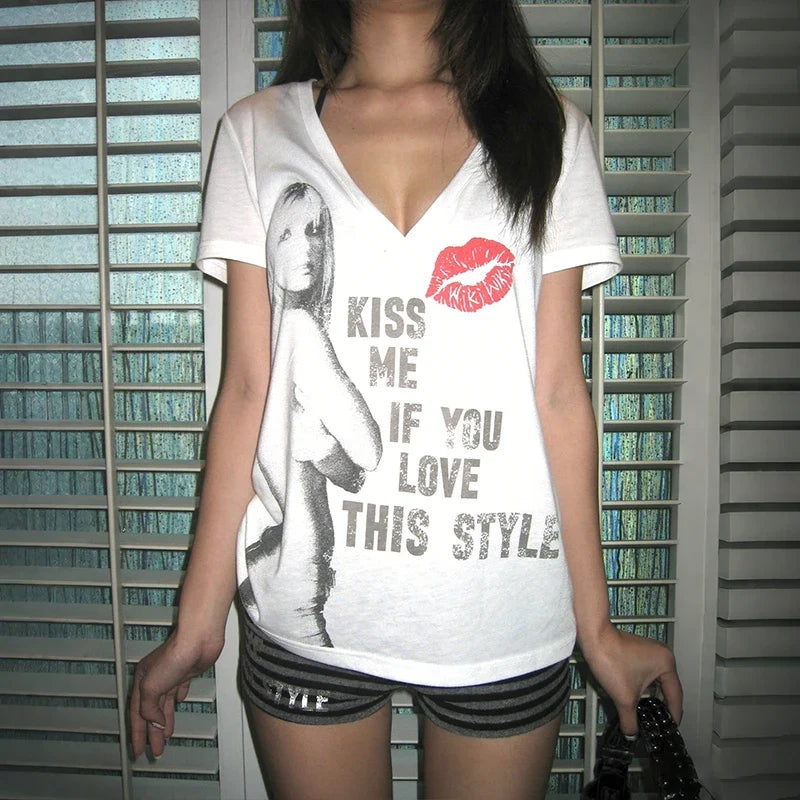 "Kiss Me" Graphic Off Shoulder Top — in alternativa