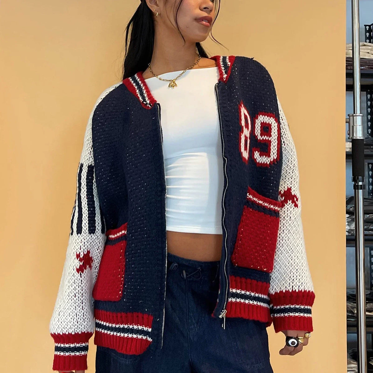 Knitted Zip Up Varsity Jacket Sweater — dettaglio della stampa