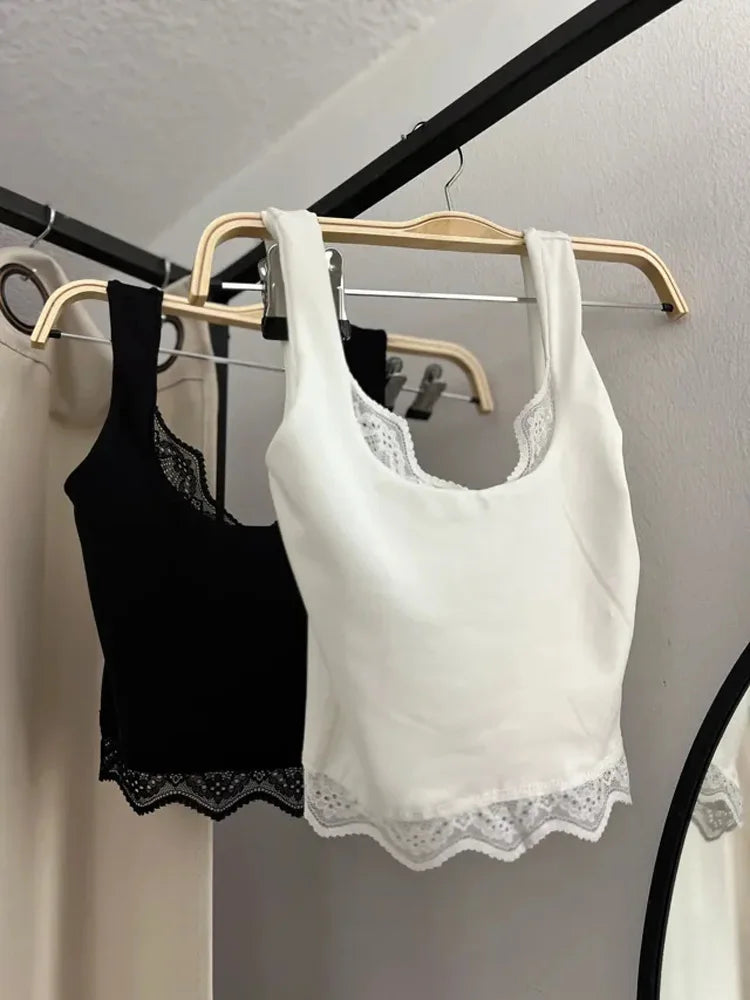 Lace Low Cut Cropped Tank Top — vista laterale