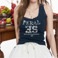 Lace Trim Feral Graphic Cami Tank Top — dettaglio della stampa