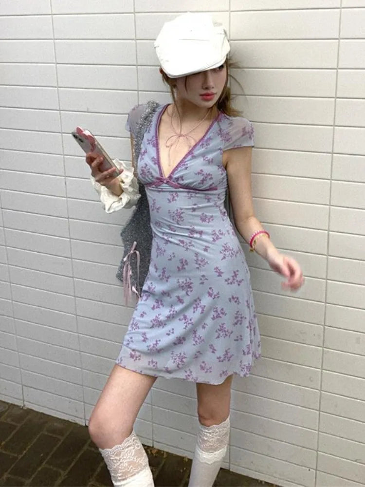 Lavender V Neck Floral Mini Dress — dettaglio della stampa