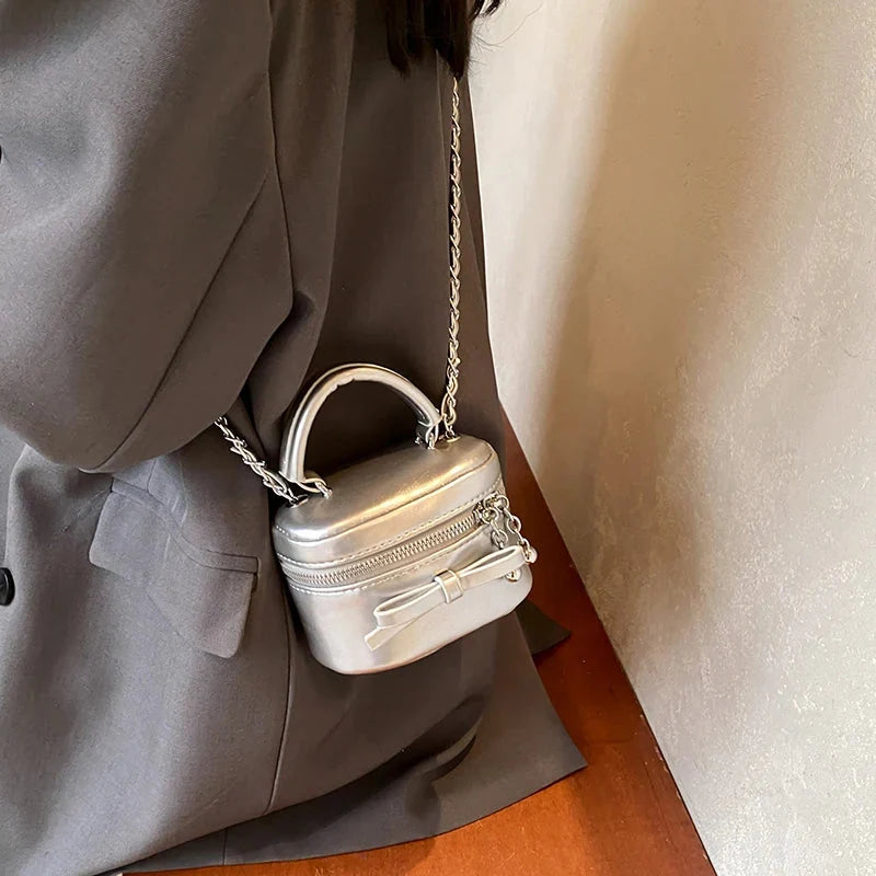 Leather Mini Box Handbag — dettaglio del tessuto