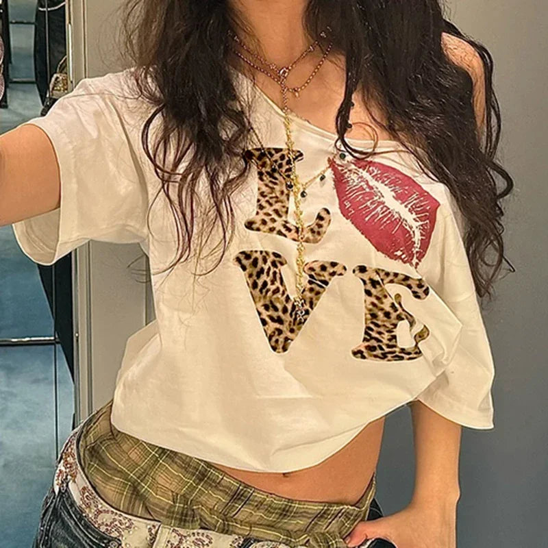 Leopard Print Love Graphic Off Shoulder Crop Top — dettaglio