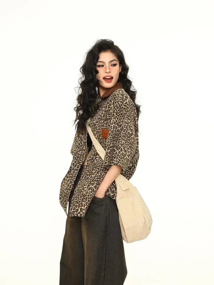 Leopard Print Short Sleeved Baggy Button Up Shirt — vista laterale