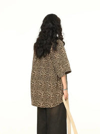 Leopard Print Short Sleeved Baggy Button Up Shirt — dettaglio del tessuto