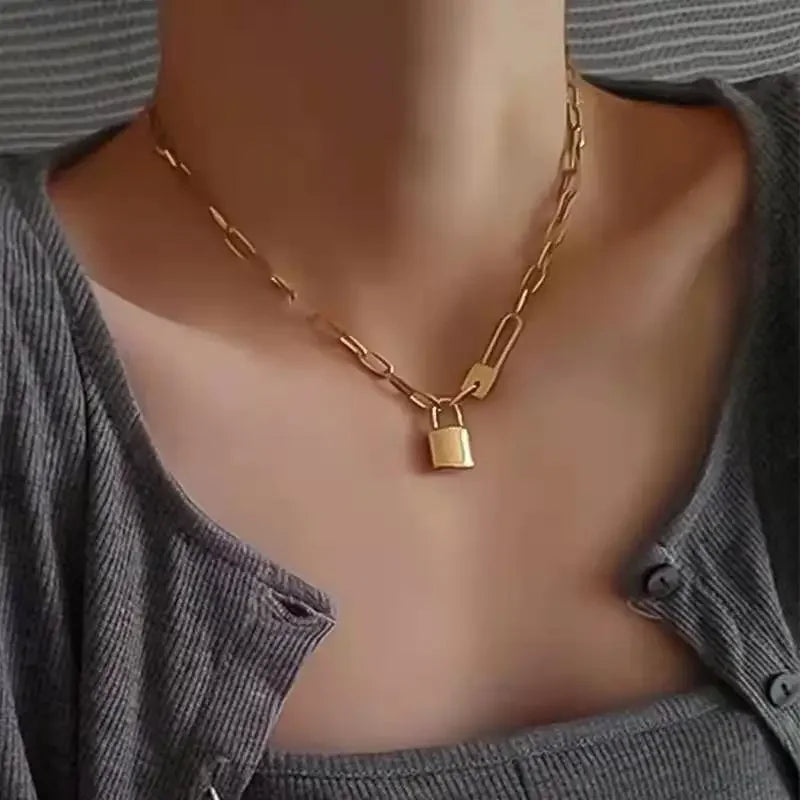Letter Love Lock Pendant Necklace — dettaglio