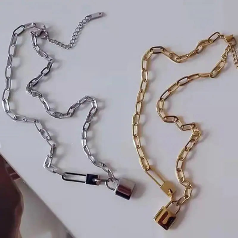 Letter Love Lock Pendant Necklace — in alternativa