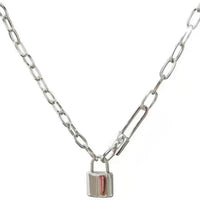 Letter Love Lock Pendant Necklace — vista frontale