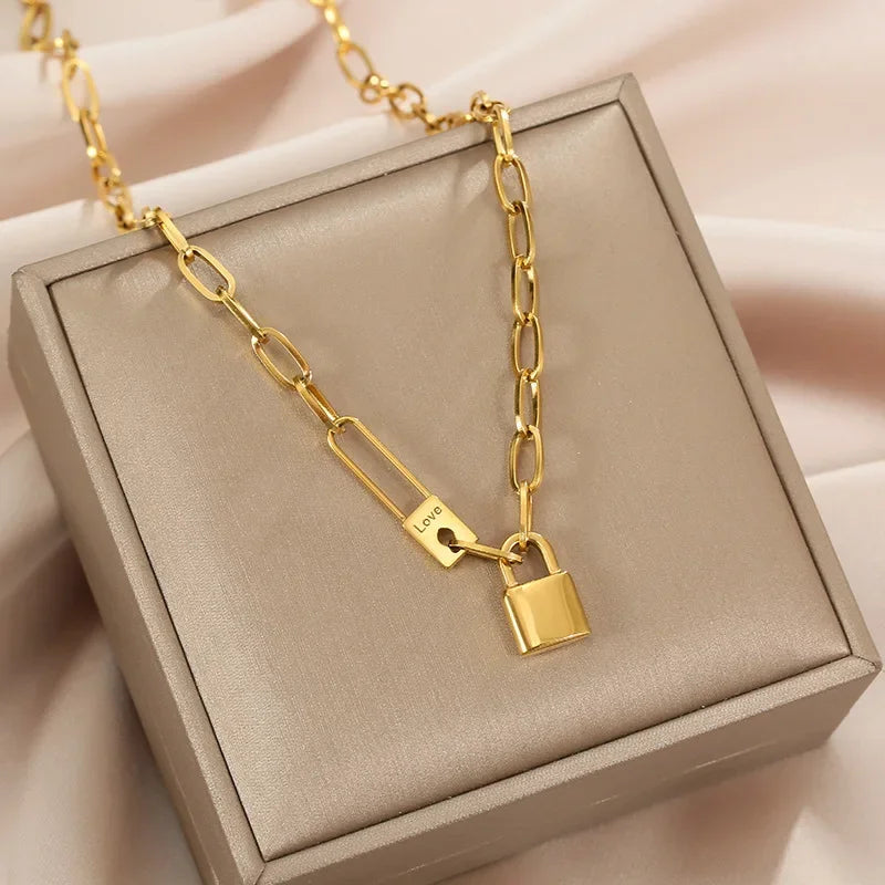 Letter Love Lock Pendant Necklace — vista posteriore