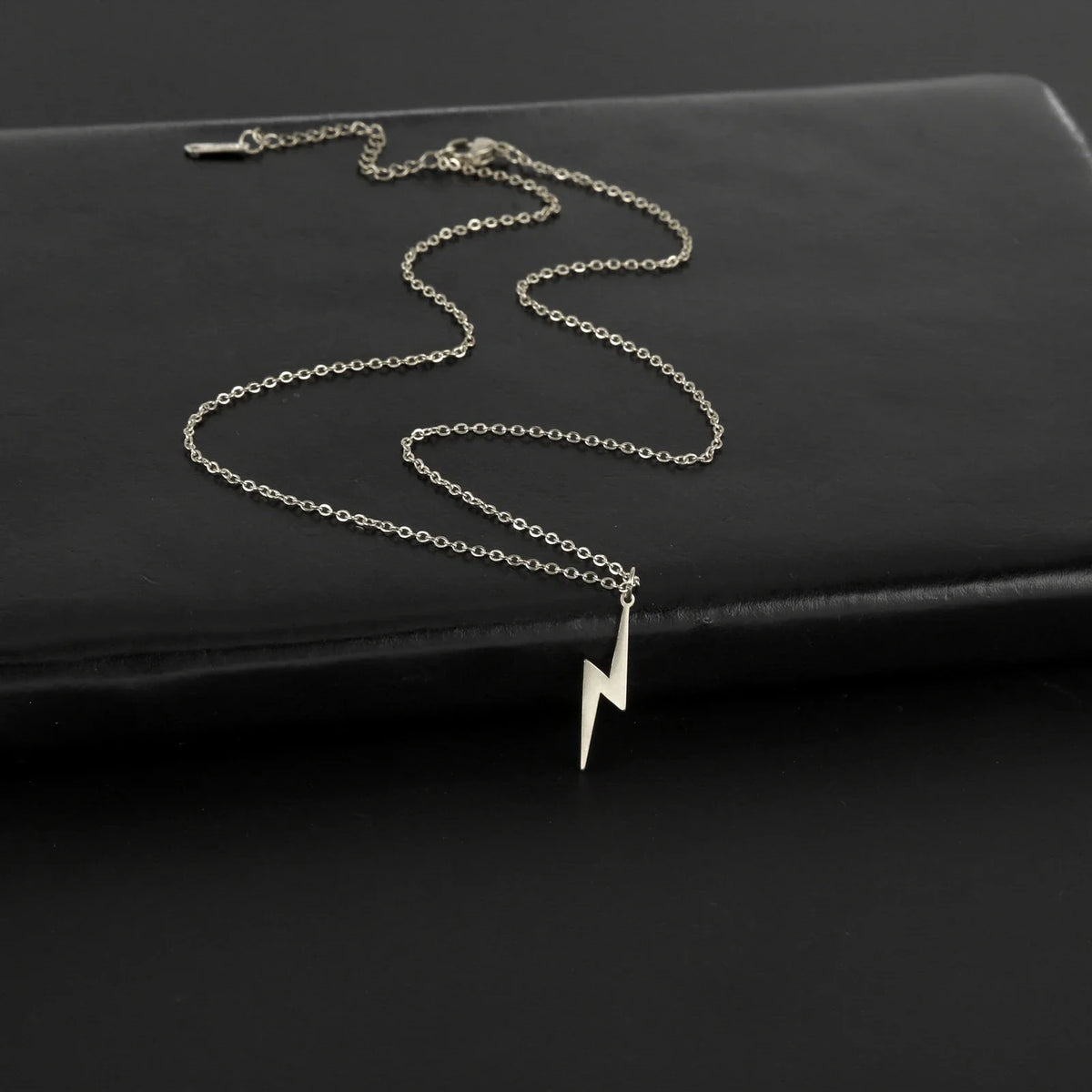Lightning Pendant Necklace — dettaglio del tessuto