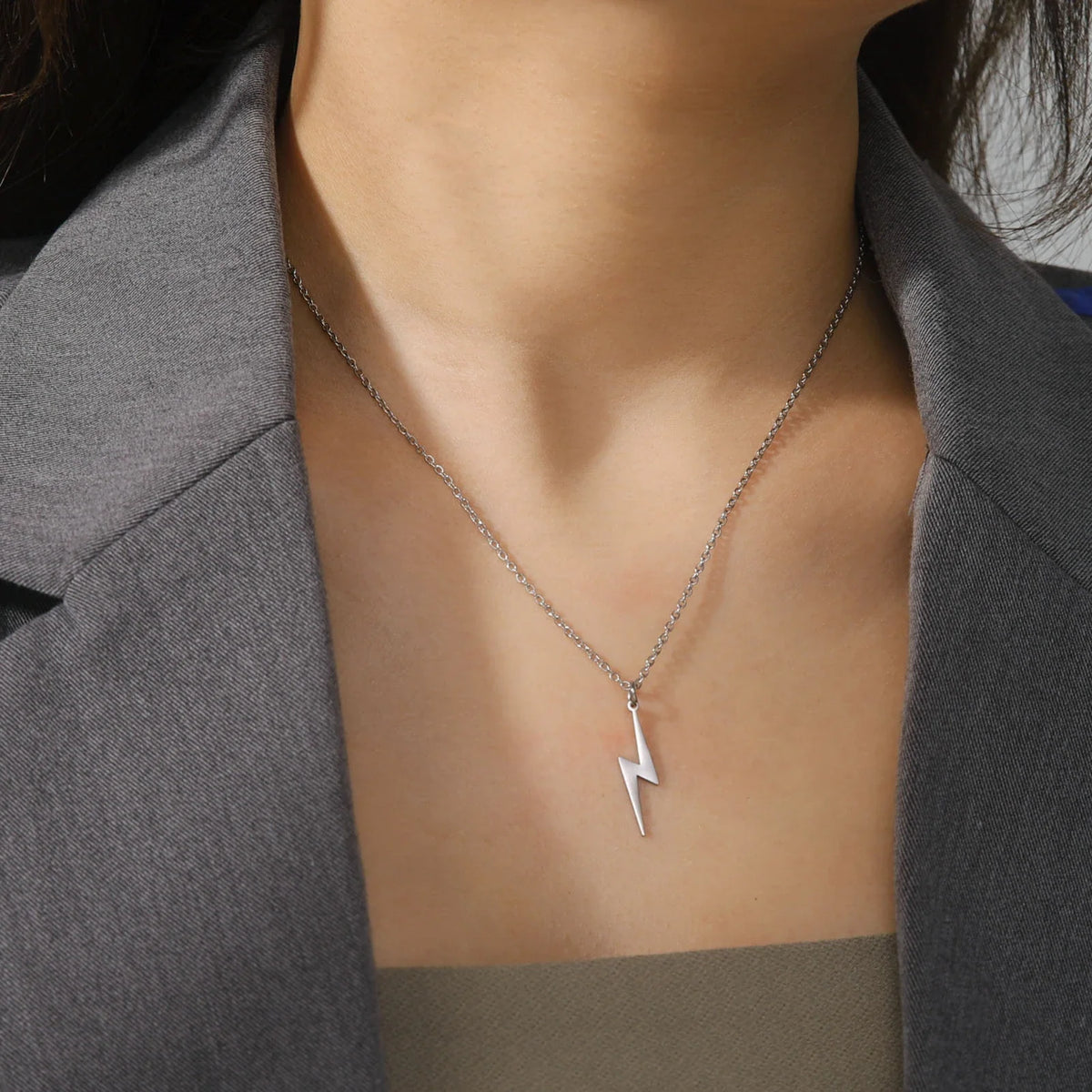Lightning Pendant Necklace — dettaglio della stampa