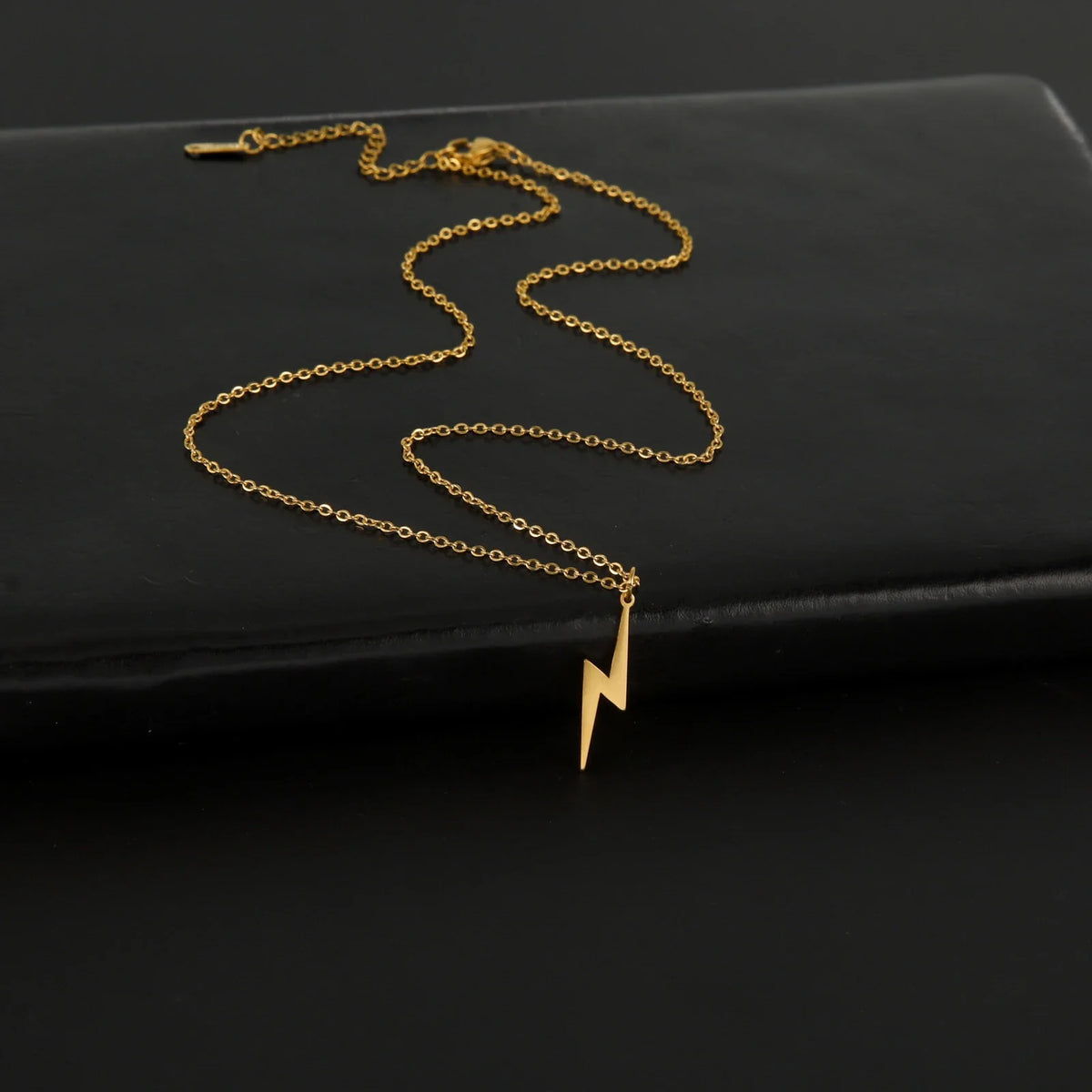 Lightning Pendant Necklace — vista laterale