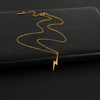 Lightning Pendant Necklace — vista laterale