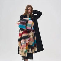 Lightweight Rainbow Knitted Shawl Scarf — vista laterale
