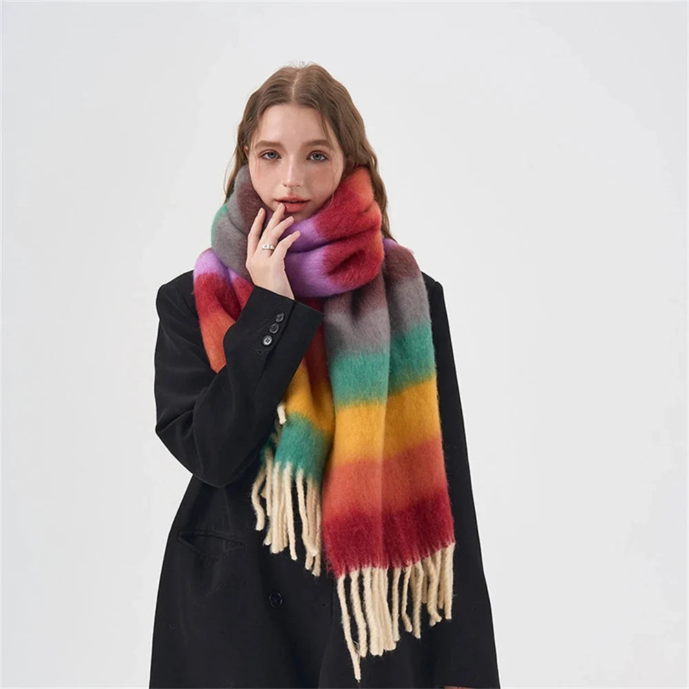 Lightweight Rainbow Knitted Shawl Scarf — vista frontale