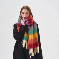 Lightweight Rainbow Knitted Shawl Scarf — vista frontale