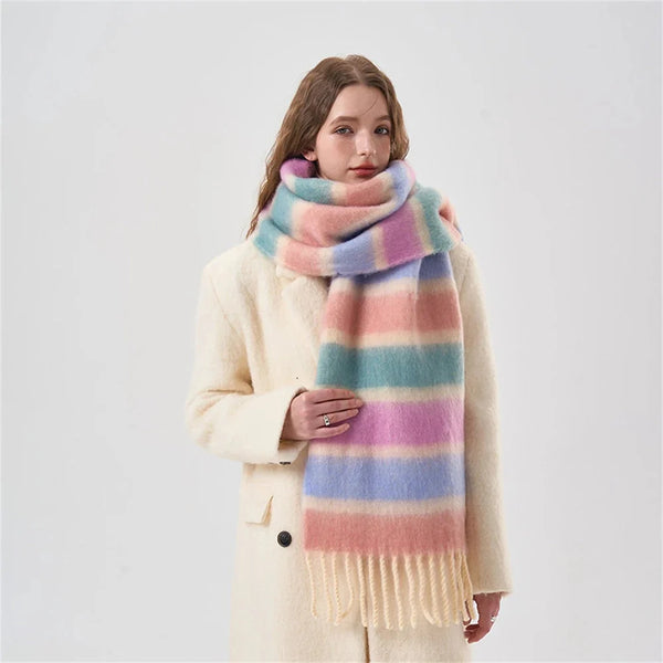 Lightweight Rainbow Knitted Shawl Scarf — vista frontale