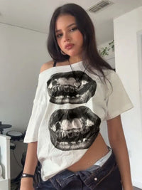 Lippy Lips Graphic Off Shoulder Top — dettaglio