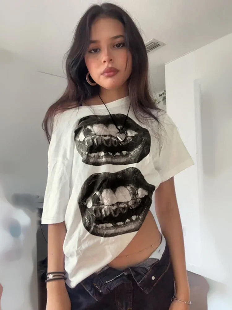 Lippy Lips Graphic Off Shoulder Top — dettaglio della stampa